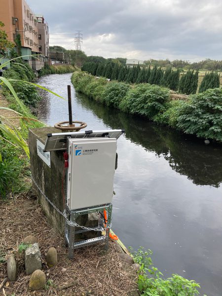 水質感測系統安裝於灌溉／民生水域，可同時檢測化學需氧量、水中固體懸浮物等多項水質監測項目。工研院／提供