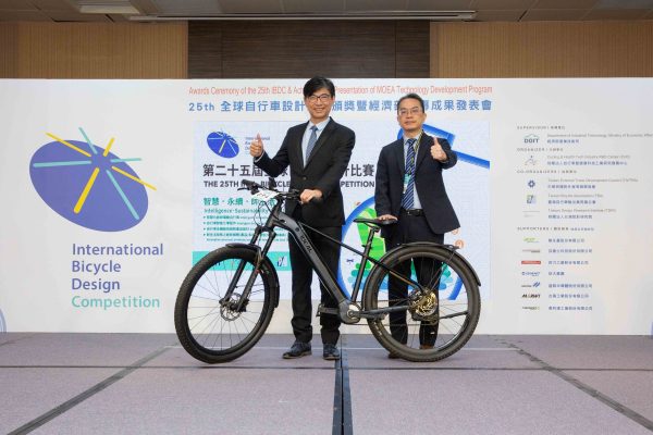 經濟部產業技術司司長邱求慧(左)及台達電子總經理劉佳容，與台達電開發的電動輔助自行車(E-Bike)智慧動力系統合影。