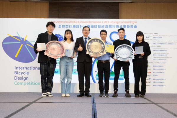 經濟部主任秘書楊志清(左三)與第25屆全球自行車設計比賽榮獲金、銀與銅牌的獲獎設計師代表合影留念。