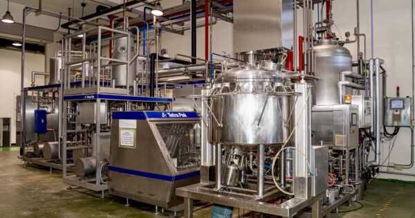 植物基飲品試量產調配桶槽。食品所/提供