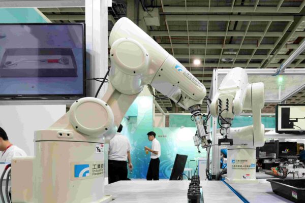 工研院在經濟部產業技術司支持下開發「高擬真仿人類雙手協作機器人」，
並與英發合作讓機械雙手臂能精準模仿專業師傅的動作，
並靈活組裝超過百種手工具。工研院/提供
