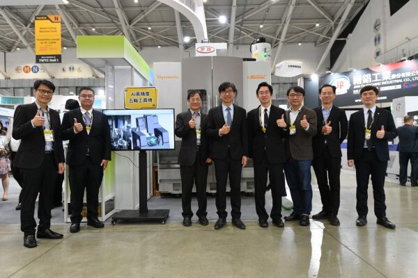 經濟部產業技術司展示的「AI高精度五軸工具機」讓工具機擁有AI大腦，整合五軸空間精度量測與補償技術、數位雙生技術及AI切削參數決策技術。
