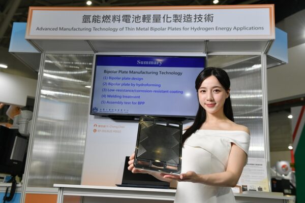 經濟部產業技術司展示「氫能燃料電池輕量化製造技術」不僅能製作大於300平方公分的大面積薄型雙極板，且克服薄板容易破裂問題。
