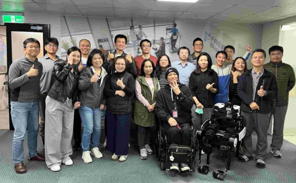福寶科技創辦人巫震華與技術團隊合影。福寶科技/提供