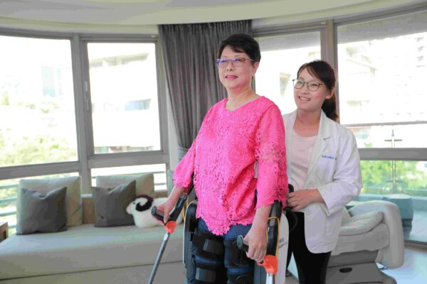 福寶科技研發外骨骼機器人,為身障者未來的生活開闢新道路。福寶科技/提供