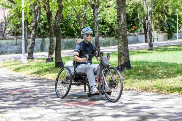 針對多元族群市場開發手搖電輔車,導入人因科技,
提供高齡者及身障朋友友善運動載具。自行車中心/提供
