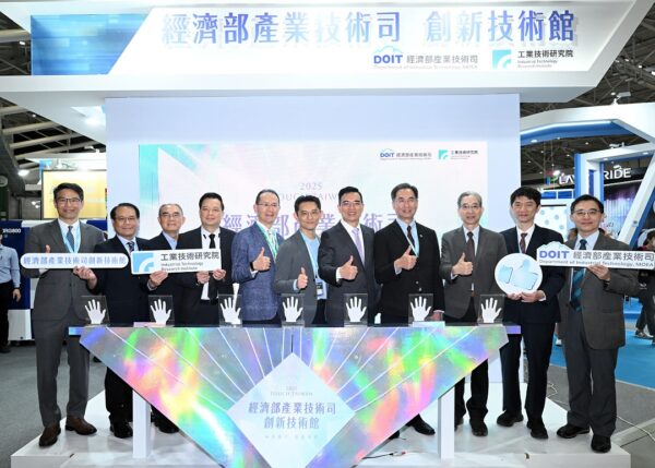 經濟部產業技術司於2025 Touch Taiwan籌組創新技術館，攜手友達、群創、達運、聯策、誠霸、永光等多家企業，展出共27項研發成果
