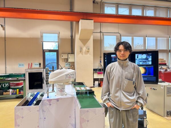 擁有62萬訂閱的資深YouTuber瑞可RICO，專門復刻動漫影視內的料理。
對於經濟部產業技術司支持精機中心開發，用光譜結合 AI 判斷水果甜度的
「食品原物料影像辨識技術」，他感到非常有興趣。RICO/提供「駐站名家 – 瑞可RICO」