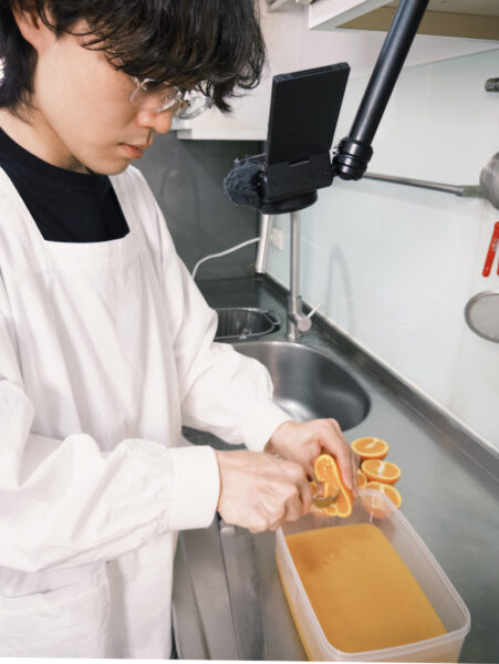 RICO拍攝「把雞泡進柳橙汁24h會變成什麼樣？」影片，
運用「食品原物料影像辨識技術」挑出偏酸的柳丁，
並將柳丁汁擠出，後續浸泡全雞入味。RICO/提供