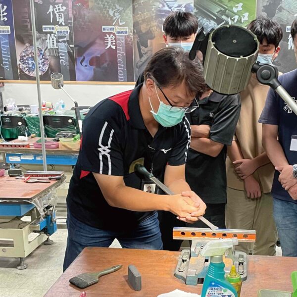 連AI科技都取代不了的精密機械加工手藝,都要靠鏟花師傅來完成。
精機中心/提供