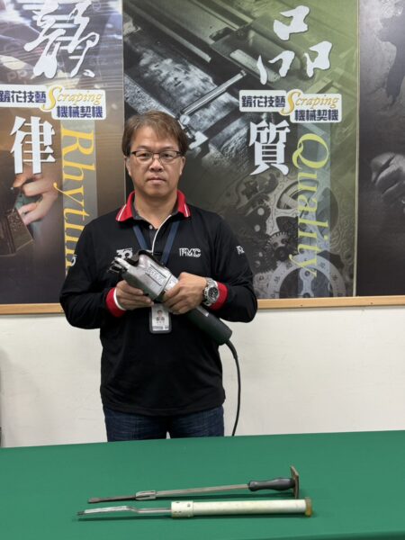 鏟花是精密機械組裝世界裡的重要技藝工序,蘇春榮身為臺灣碩果僅存的
資深鏟花師,致力將傳統工藝結合新技術,引領精密加工產業精益求精。
精機中心/提供「傳承鏟花技藝,引領精密加工產業精益求精」