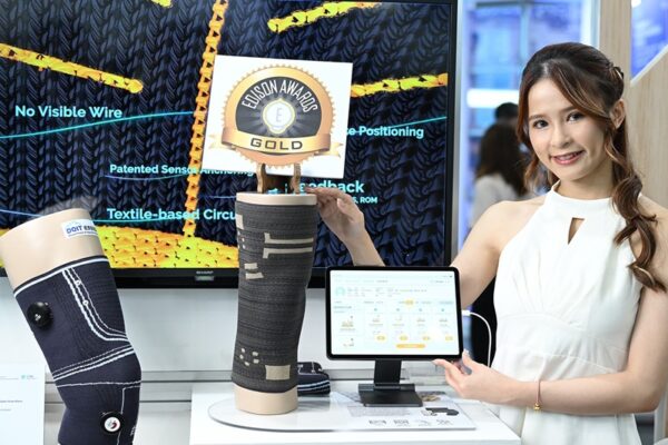 紡織所研發「智慧彈性護膝」，內嵌導電纖維與肌電感測模組，能監測膝部活動並輔以電刺激訓練，加速肌力恢復。
