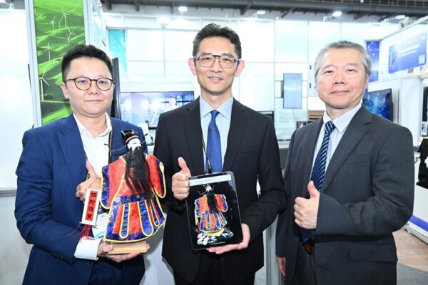 工研院「照片級AI擬真3D建模技術」，只需一支手機，繞拍幾圈，30分鐘即可快速建構高擬真3D模型，建模效率提升90%。
