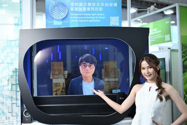 工研院「透明顯示開放式系統架構技術」，是符合OpenXR標準的透明顯示系統，支援多廠牌硬體與AI融合應用，降低系統整合成本50%。
