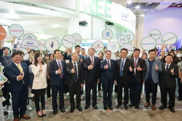 行政院卓榮泰院長、經濟部郭智輝部長蒞臨產業技術司TREE主題館，為科專前瞻技術研發新創團隊加油打氣
