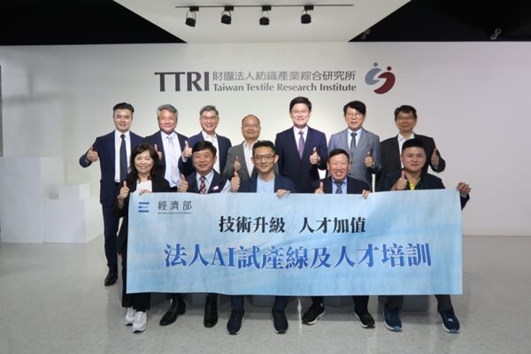 經濟部技術司司長郭肇中與經濟部AI試產線7法人合影
