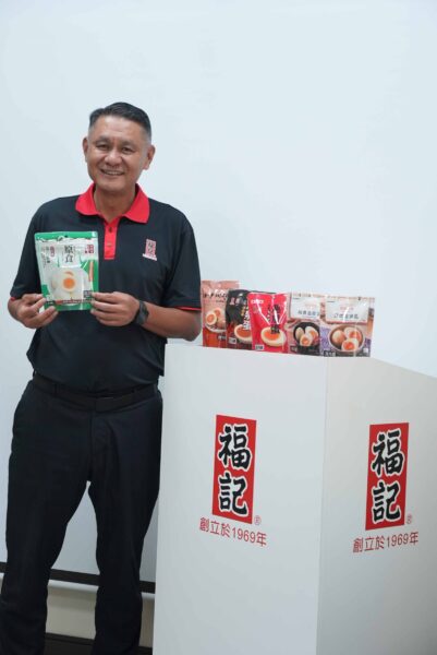 福記蛋品運用AI生蛋檢測儀，透過AI控制「連續式煮製機」、「熟蛋熟度
檢測機」，轉化老師傅經驗，將溏心蛋製程精準化與標準化。 福記蛋品/提供