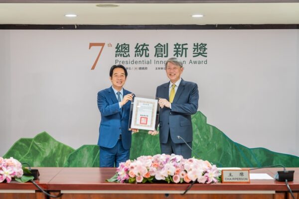 總統親授「總統創新獎」委員會委員聘書予經濟部長郭智輝

