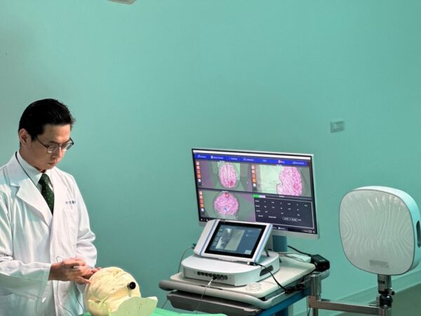 圖二、高榮鄭醫師展示3D磁感定位精準ICH手術導航系統。金屬中心／提供
