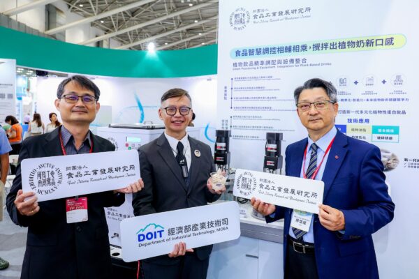 食品所研發「植物性蛋白飲品精準調配製程與設備整合技術」，透過智慧製程精準掌握混合、乳化、破碎等關鍵步驟，使植物奶質地均一、口感滑順。
