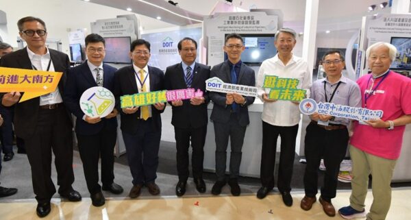 經濟部技術司補助工研院開發AIoT石化管線智慧監測技術，打造優於國際、24小時持續分析示警的「石化管線監控系統」，已應用於中油大林廠與李長榮化工，守護城市韌性與民眾安全。左三起為工研院產服中心執行長陳立偉、工研院材化所所長邱國展、經濟部產業技術司司長郭肇中、經濟部部長郭智輝、台灣中油煉製事業部大林廠副廠長陳福榮、數位時代發行人何飛鵬。