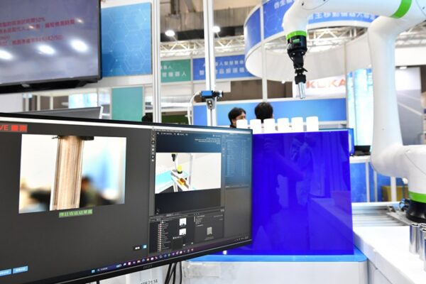 工研院開發的「工件檢測資料模擬與合成技術」，整合高擬真虛實融合平台與生成式AI品質檢測系統，可精準辨識金屬表面瑕疵，將測試時間縮短50%。
