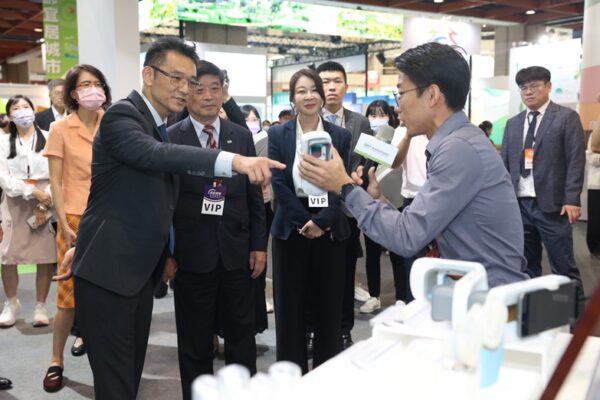 經濟部技術司司長郭肇中聽取金屬中心「口腔照護暨吞嚥賦能智慧方案」亮點技術說明
