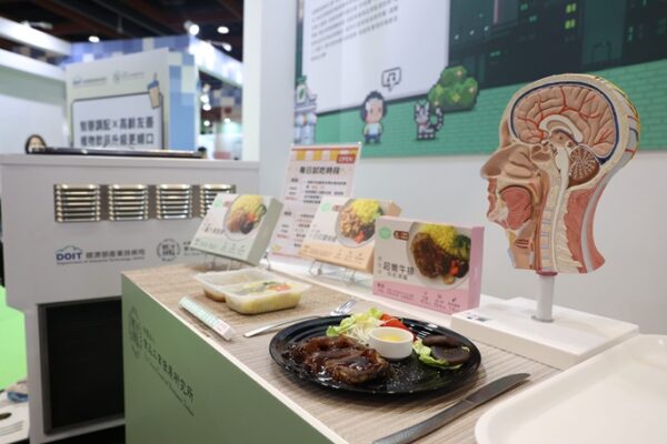 食品所研發的「好咀嚼易吞嚥高齡友善餐食」，以專利製程軟化肉類、菇類等食材，保留食物原貌同時提升適口性

