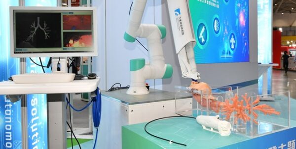 由工研院研發、全臺首創的「醫療內視鏡機器人」，無需體外穿刺大幅降低併發症，讓醫師不需穿厚重鉛衣即可遠端操控內視鏡執行肺部檢查，避免X光暴露與交叉感染。
