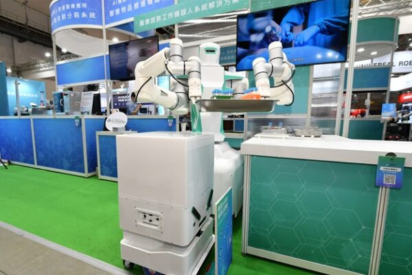 工研院推出「智慧運載機器人」協助醫材運送。目前已與彰化基督教醫院合作應用於醫療物品運載，有效提升醫療品質與人力配置彈性。
