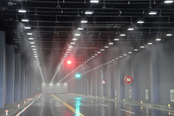 「天候環境隧道測試區」的降雨設備，每小時降雨量可達到100毫米以上，實現中央氣象局所訂定超大豪雨等級。
