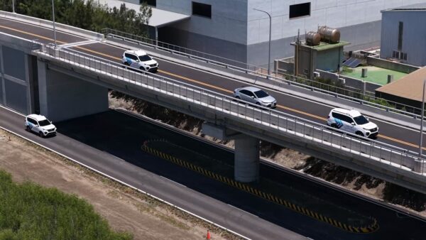 「自駕車高架道路測試區」可重現匝道匯入、上下坡與橋下遮蔽等道路情境，讓智慧車輛在不同環境下進行感知、定位與決策控制的整合測試。
「自駕車高架道路測試區」可重現匝道匯入、上下坡與橋下遮蔽等道路情境，讓智慧車輛在不同環境下進行感知、定位與決策控制的整合測試。
