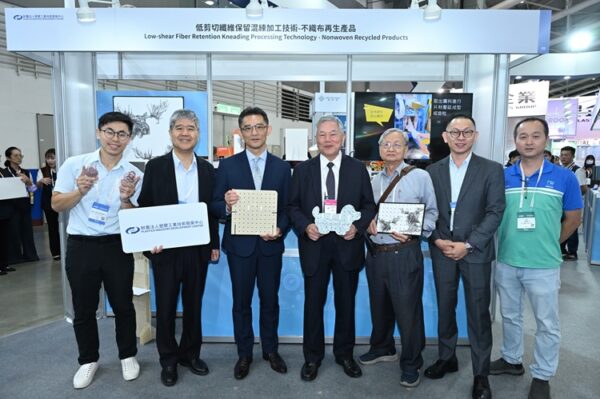 塑膠中心研發的「不織布再生產品」，以不織布廢料為來源，採低剪切物理回收製程，回收率達100%，可應用於民生與家具並再利用。
