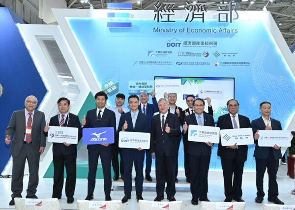 經濟部產業技術司專館由工研院、紡織綜合所、紡拓會、鞋技中心、塑膠中心、印研中心、六大法人與日本美津濃展示科專成果，共同啟動台北紡織展專區開幕儀式。

