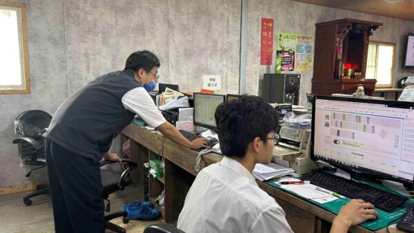工研院攜手交通部運輸研究所、中興巴士與相關廠商,打造全臺第一套電動大客車智慧充電服務系統,能計算每輛公車剩餘電量、電池健康度與出勤時段,
發揮即時調度功能。中興巴士/提供