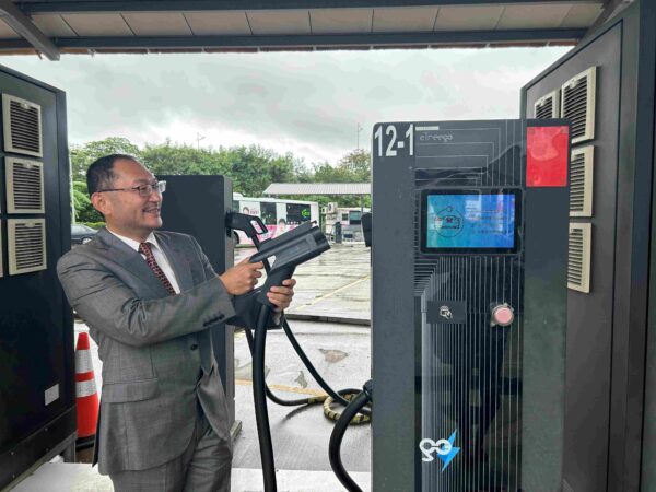 經濟部產業技術司支持工研院攜手中興巴士,打造全臺首座電動大客車智慧充電站,推動智慧充電管理調度系統,為城市智慧交通開啟新篇章。中興巴士/提供