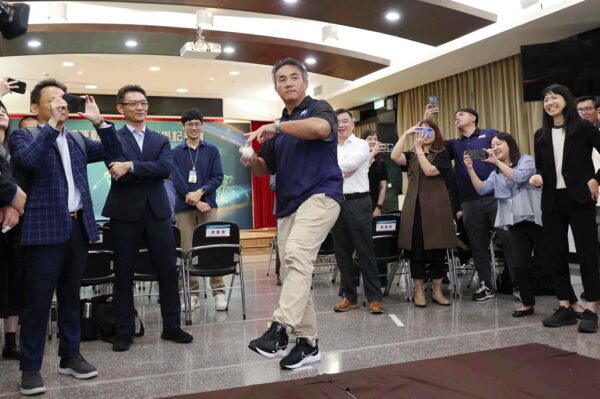 工研院的「棒球科技-臺灣鷹眼」系統能自動追蹤投球軌跡、轉速與位移，誤差不到一公分，堪比美國職棒的鷹眼系統，讓好球帶判定更公平，也讓選手訓練更精準。圖為NiceSports好的運動總經理張泰山示範投球。