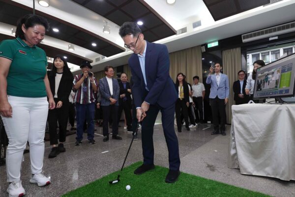 「AI智慧高球服務系統」首創可攜式複合感知一體機，結合「AI虛擬教練」提供即時動作回饋，並以輕量化設計大幅減少系統建置時間。圖為高球亞運金牌國手/教練李瑞慧以及經濟部產業技術司司長郭肇中示範推桿。