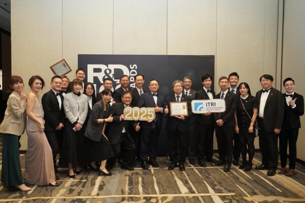 全球百大科技研發獎（R&D100 Awards）於美西時間20日舉行頒獎典禮，經濟部支持的法人與新創團隊於現場合影
