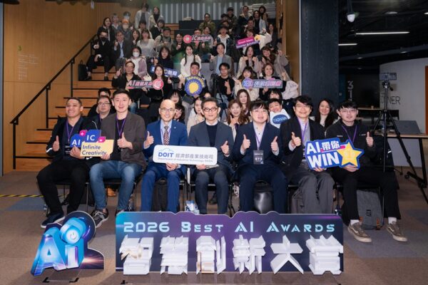 經濟部於本（20）日舉辦「智慧創新大賞」(Best AI Awards)記者會暨徵件說明會，此競賽目標是成為全臺最具指標性的 AI 軟體盛事，希望激發年輕世代的創造力、鼓勵學界與產業界更加緊密合作，與全體與會媒體、潛力參賽團隊共同合影。