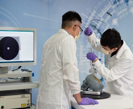 工研院以顱內OCT技術結合智慧DBS,讓醫師在腦部手術時,可即時辨識腦內結構與血管界面,提高手術安全性與精準度,為臺灣高階腦科醫療器材研發揭開新篇章。工研院/提供