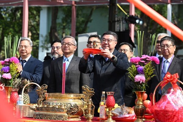 經濟部「先進半導體研發基地」今（10）日於工研院中興院區舉行動土典禮，產官研代表皆踴躍出席致賀，展現從中央到地方對基地開發的高度期待。前排左起為經濟部長龔明鑫、國科會主委吳誠文、行政院長卓榮泰、新竹縣長楊文科。