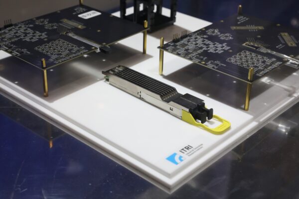 工研院研發全台首款「1.6 Tbps 矽光子光引擎模組」，讓資料傳輸從電變成速度更快的「光」。這項技術能讓 AI 運算速度變快、耗電變少，解決網路塞車與過熱問題，並透過技術平台協助台灣廠商轉型，穩固電信與半導體實力。