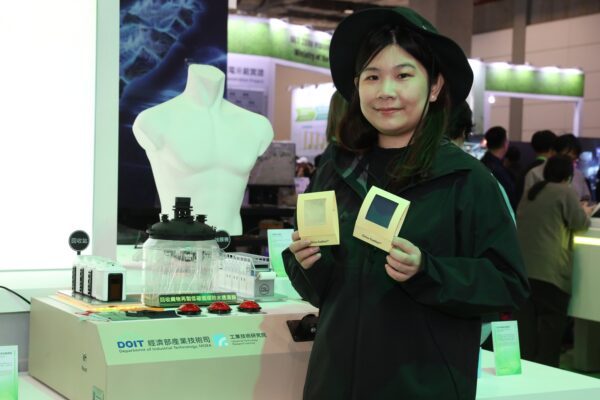 工研院與興采集團研發 Circu-Texfilm 技術，能把混紡的舊衣服直接回收，轉化為具備「防水、透氣」功能的機能布料。這項技術省去了拆解與脫色的麻煩，讓廢棄衣物能循環再利用，幫助台灣紡織業減少碳排放。（再生紡織）