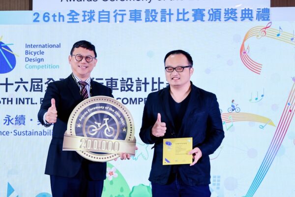 經濟部主任秘書莊銘池(左)將金牌獎頒贈給得獎者卓彥充