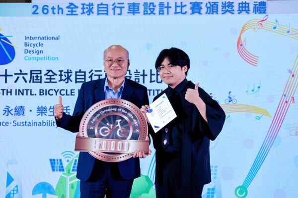 自行車公會理事長吳盈進 (中)將銀牌獎頒贈給得獎的印度設計師Surya Teja Konijeti(左)與Akanksha Shukla。