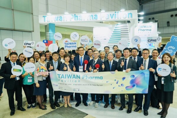 經濟部推動「國家藥物韌性整備計畫」，強化關鍵藥品自主能力與供應穩定，並以 CPHI 作為國際布局場域，採「日本 × 世界」雙展分階段推進，整合研發、臨床與製造量能，推動創新藥物、關鍵技術的跨國合作，建立臺日互補的市場拓展機制，加速切入日本與亞太市場，擴大全球布局。