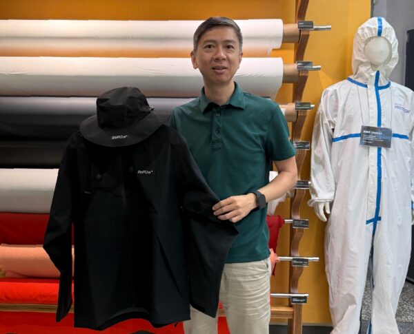 興采副總經理張立勳參與研發，將廢棄衣物拆解﹑重組，做成機能布料。興采集團／提供