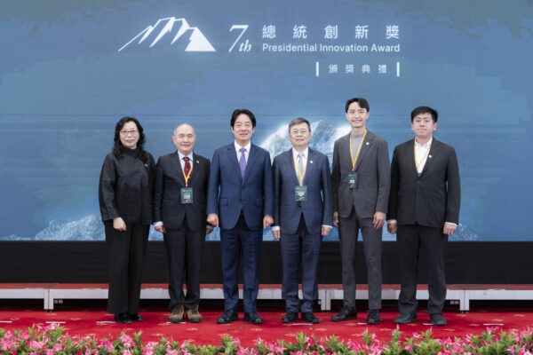 總統與第七屆總統創新獎得獎者(左起)清華大學導演暨教授蕭菊貞、成功大學名譽講座教授王榮德、瑞昱半導體董事長邱順建、One-Forty創辦人陳凱翔及悠由數據總經理吳君孝合影。