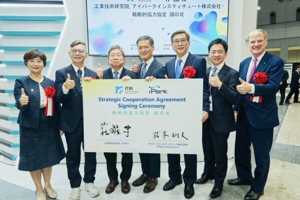 展會首日即迎來重大突破，成功促成工研院與營運日本最大規模之一生醫聚落「湘南健康創新園區」的 iPark Institute簽署合作協議。左起為工研院生醫所所長呂瑞梅、經濟部技術司簡任技正戴建丞、工研院生醫所資深技術專家莊曜宇、iPark Institute社長藤本利夫、駐日代表處副代表周學佑、iPark 業務拓展負責人中川弘規、CPHI JAPAN 大會代表Christopher Eve副總。